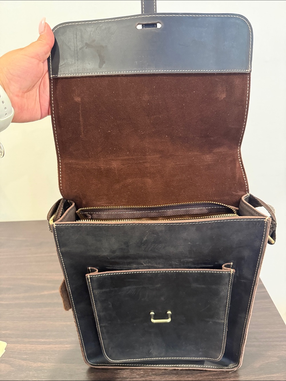 Genuine Leather Unisex Messenger Bag | Crossbody - Picture 5 of 8